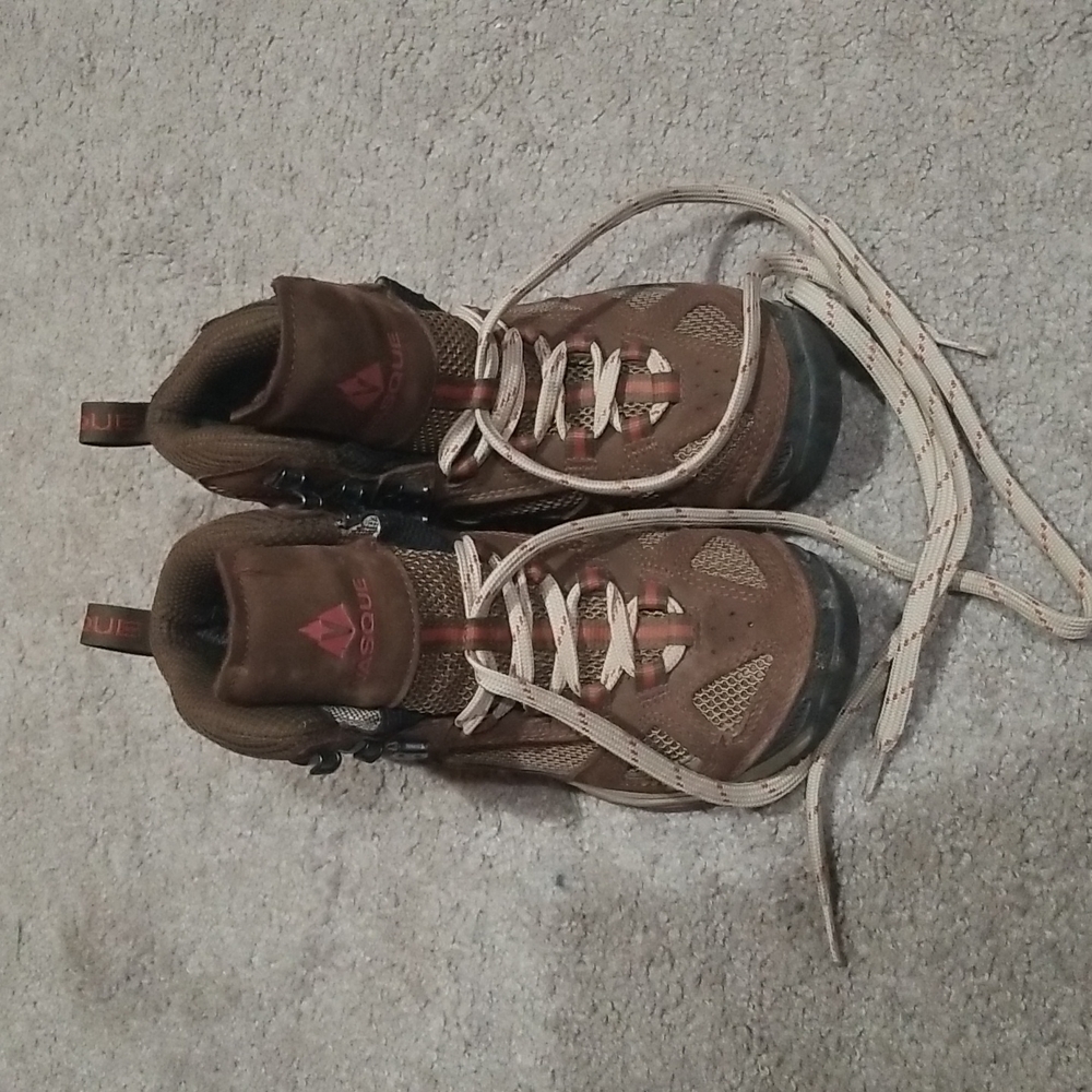 6M Vasque Goretex hiking boots.